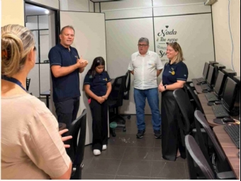 Escola do Trabalho recebe visita do Governador do Rotary que conhece programa de parceria na área de informática