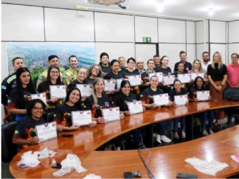 Governo Municipal entrega certificados do curso de incêndio e primeiros socorros à equipe da Assistência Social