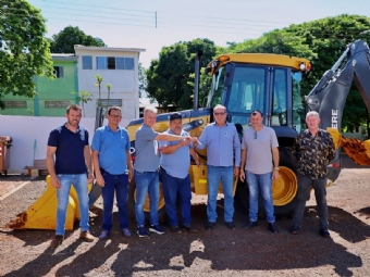Retroescavadeira reforçam serviços nas comunidades de Itaipulândia