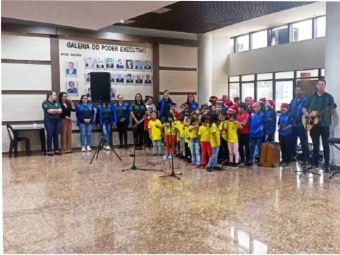 Apresentação musical natalina das crianças do CAIA encanta o Paço Municipal