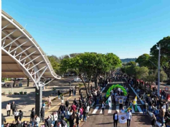 Grande público prestigia Desfile Cívico de 7 de Setembro que exaltou os 65 anos de São Miguel do Iguaçu