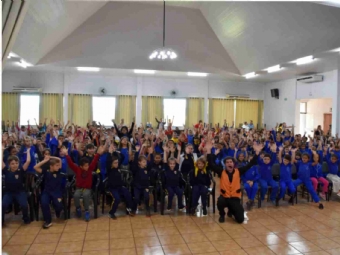 Tema do “Maio Laranja” chega às crianças do município de forma lúdica com peças teatrais e show de mágica