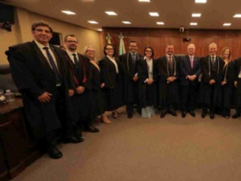 Primeira vice-presidente da Assembleia Legislativa prestigia posse da nova cúpula do TRE-PR