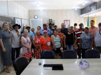 Estudantes do ‘Paraná Alfabetiza’ do Acampamento Sebastiao Camargo conhecem o Executivo e Legislativo