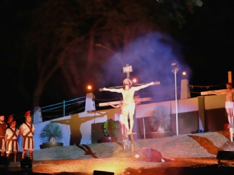 Auto da Paixão de Cristo emociona fiéis e reúne multidão em Itaipulândia
