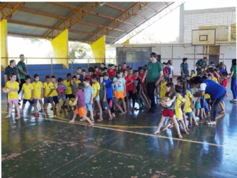 Crianças atendidas pelo CAIA participam de colônia de férias com brincadeiras e atividades recreativas