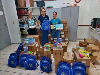 Rede Municipal de Ensino realiza entrega de kits de materiais escolares aos alunos
